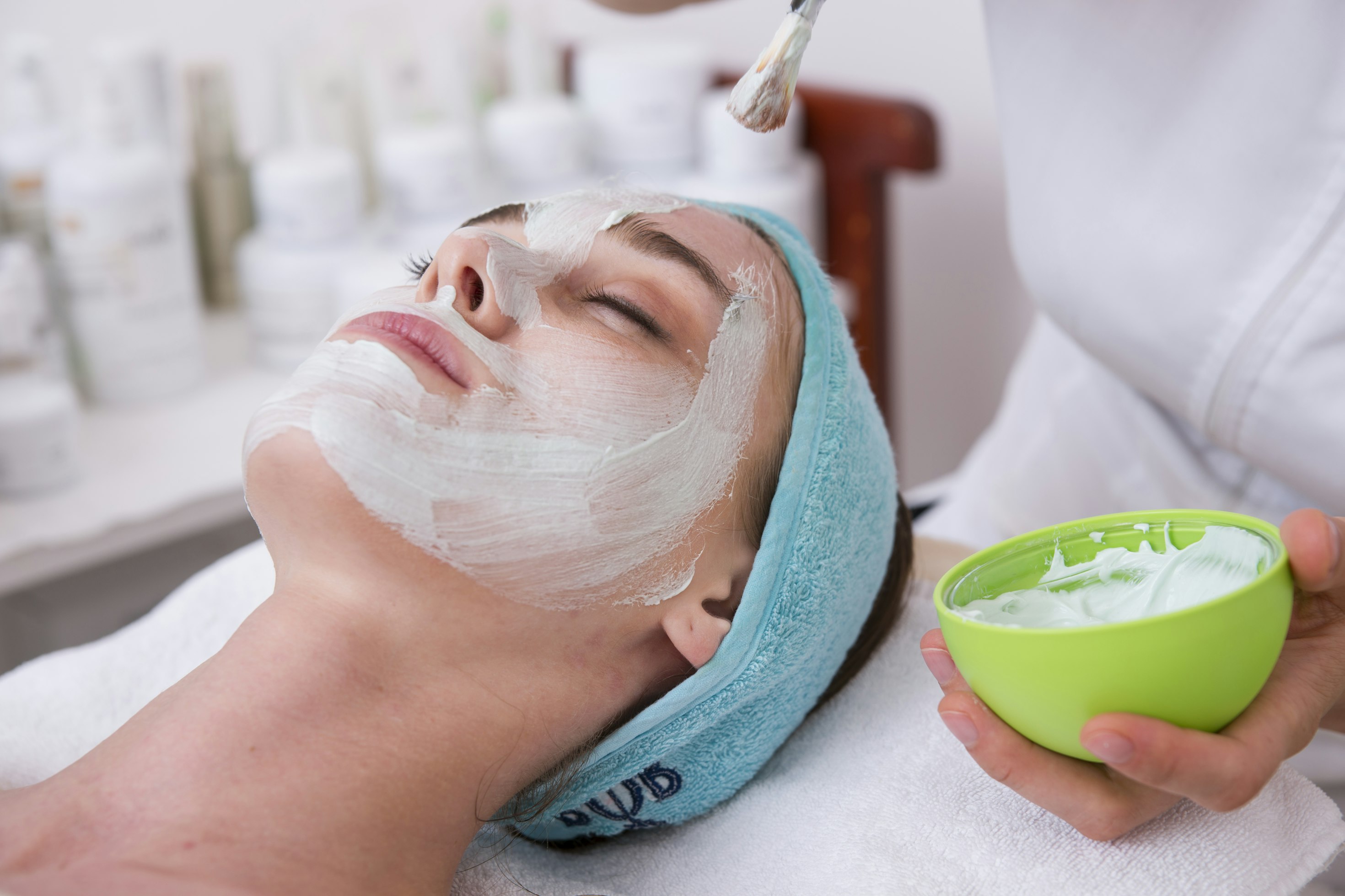 Professionnelle de la beauté dans son salon